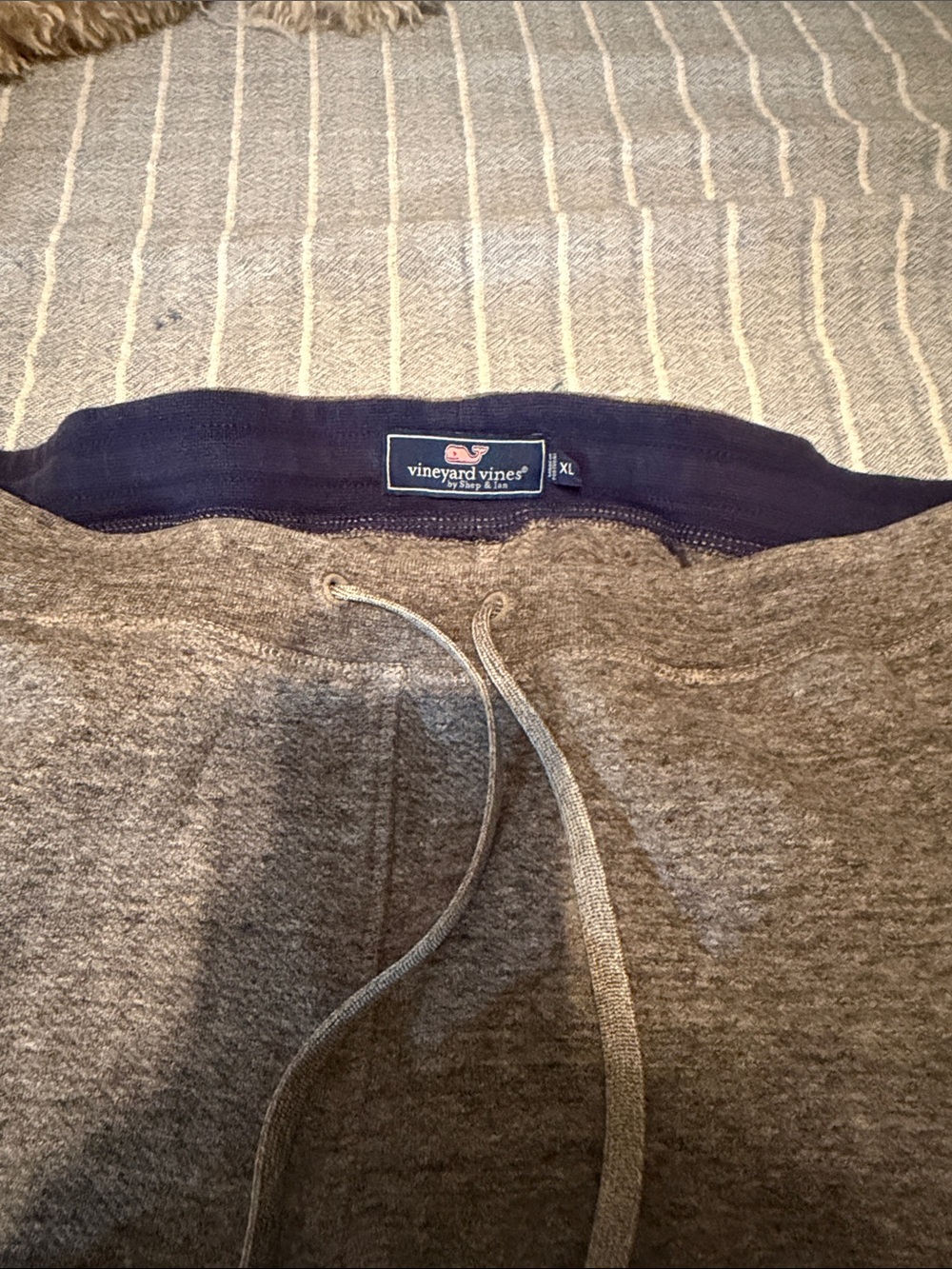 Vineyard Vines Men's Heather Gray Crewneck Sweater with Navy Trim